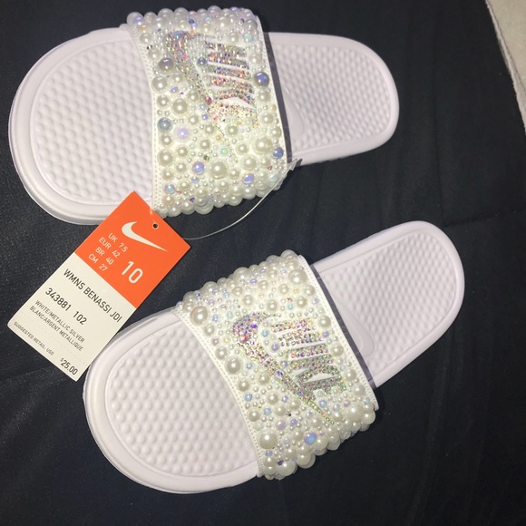 white nike sandals womens